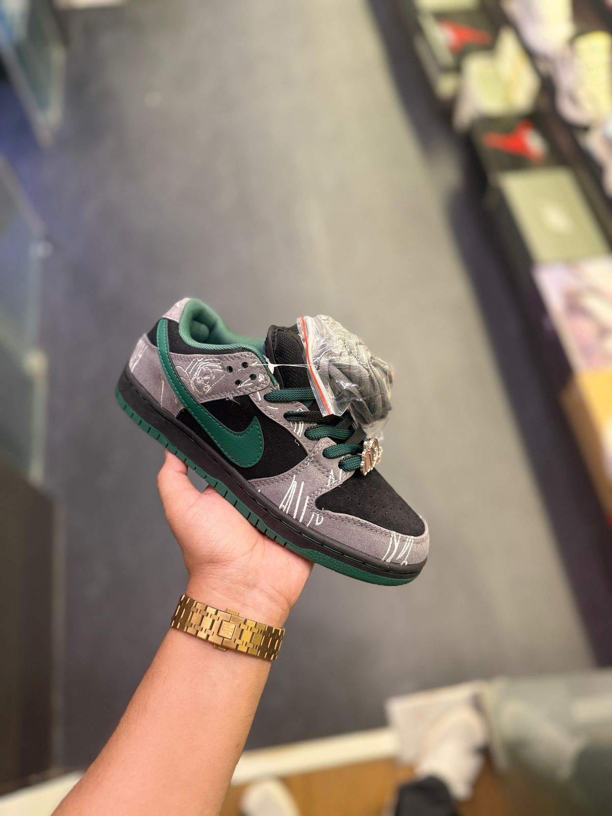 NIKE SB DUNK THERE SKATEBOARD