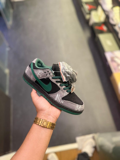 NIKE SB DUNK THERE SKATEBOARD